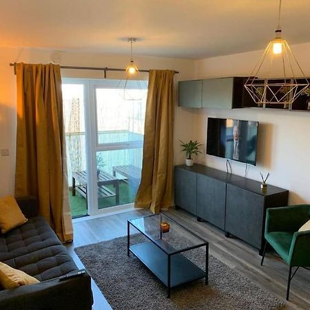 Lovely 1-Bed Serviced Apartment With Free Parking West Thurrock Exteriör bild